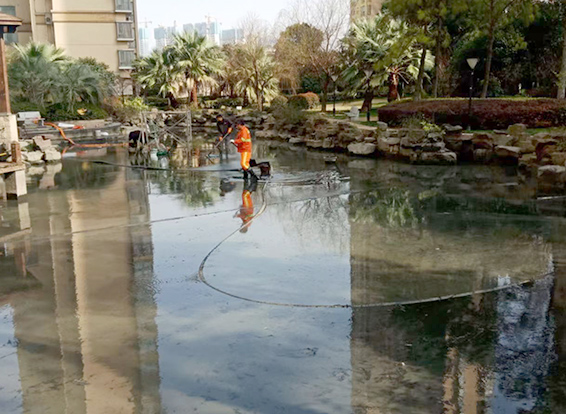 乌兰景观池淤泥清理