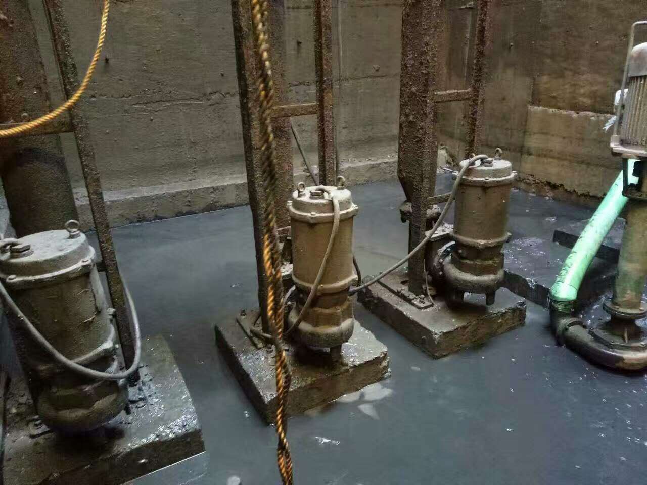 乌兰污水池清理