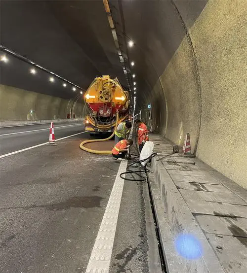 乌兰隧道排水渠清淤